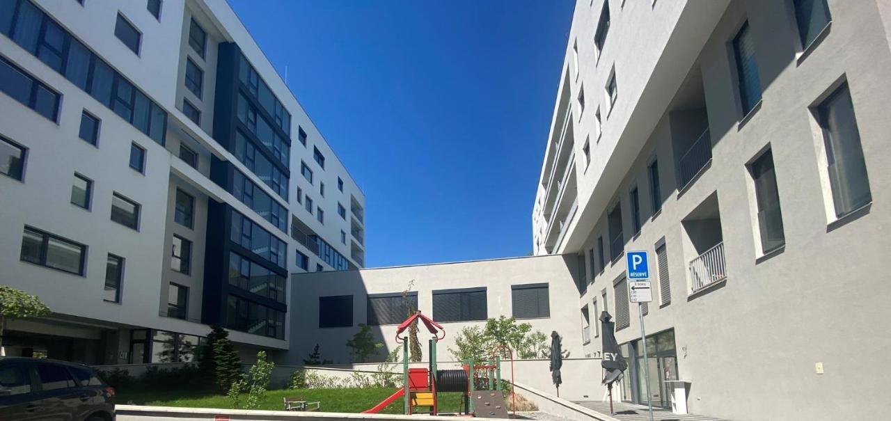 زيلينا Apartment Mala Praha & Parking In The Garage المظهر الخارجي الصورة